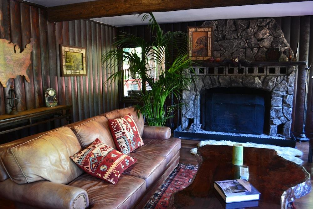 Guerneville Lodge - Lobby Lounge