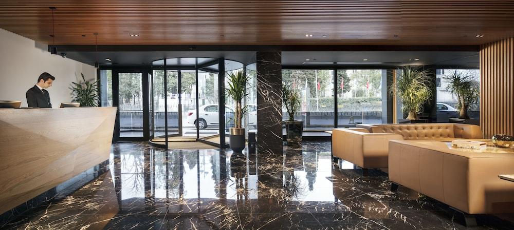 Metropolitan Hotels Bosphorus - Interior Entrance
