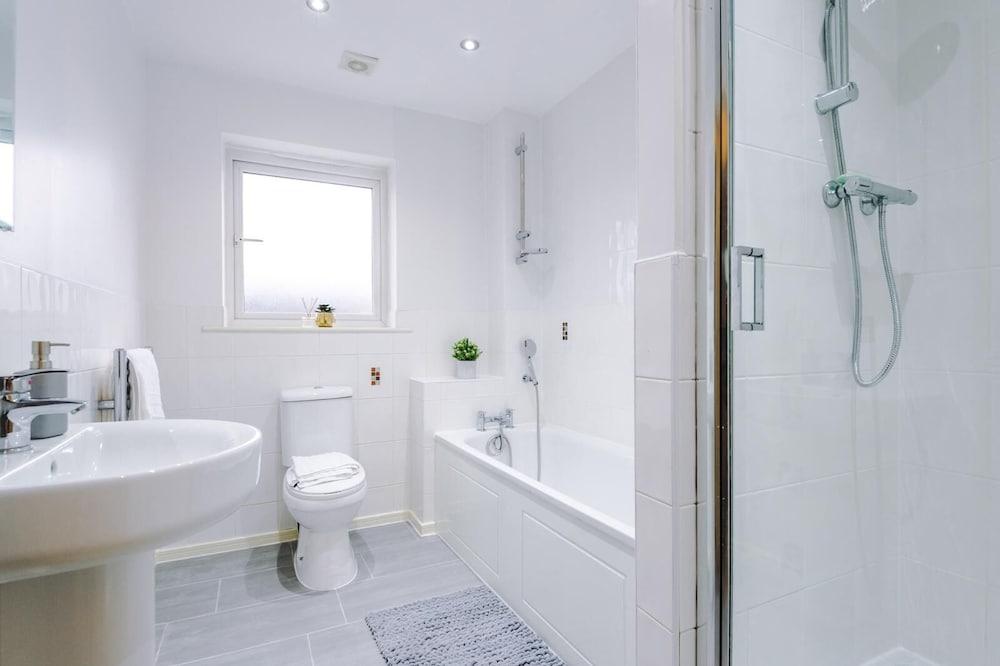 Beautiful 3-bed House in Salford, - Bathroom
