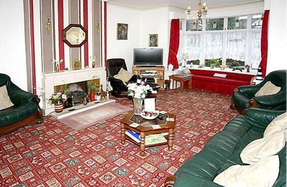 Lyndsay Guest House - Interior