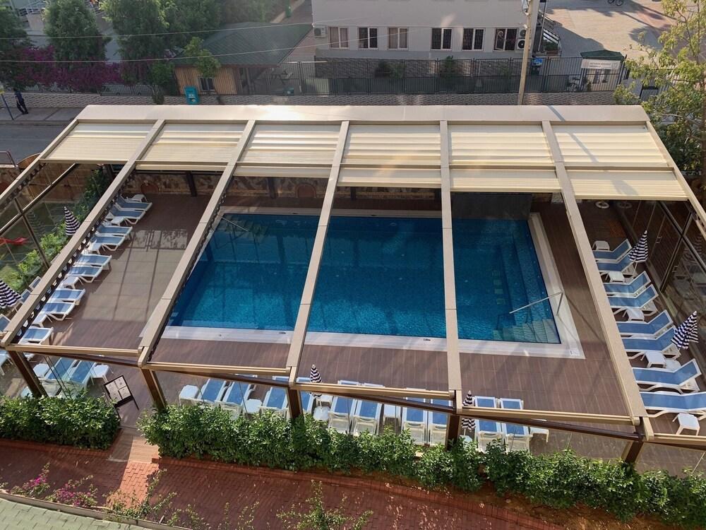 كلوب سيدار - Indoor/Outdoor Pool