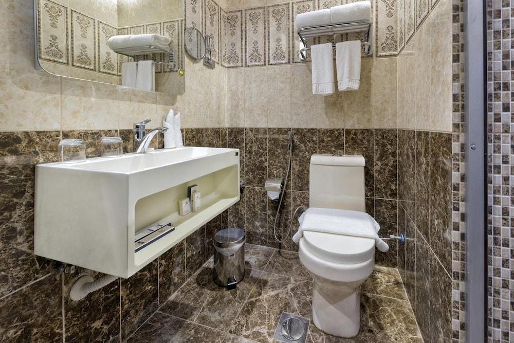 Sansa Hotel - Bathroom