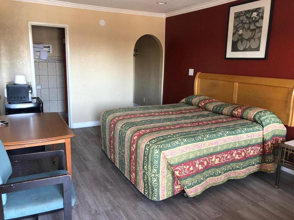 Aqua Inn Motel - Room