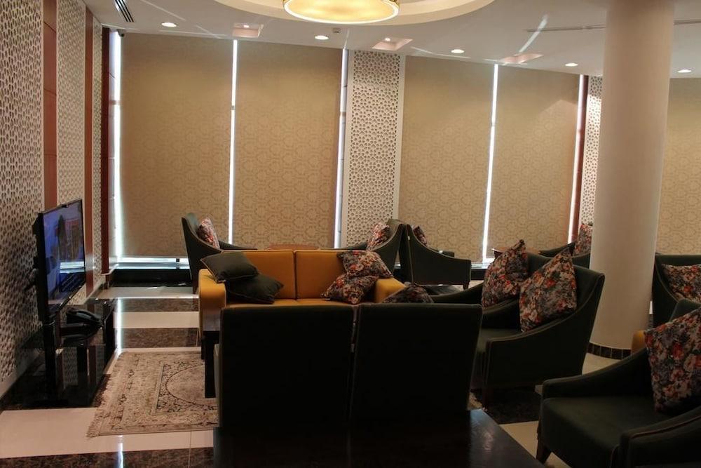 Aronani Hotel - Lobby Sitting Area