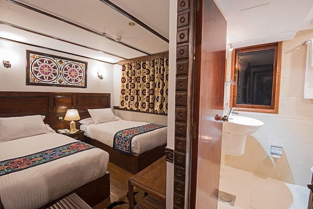 Gorgonia Nile cruise, 7 nights from Luxor - Bathroom Shower