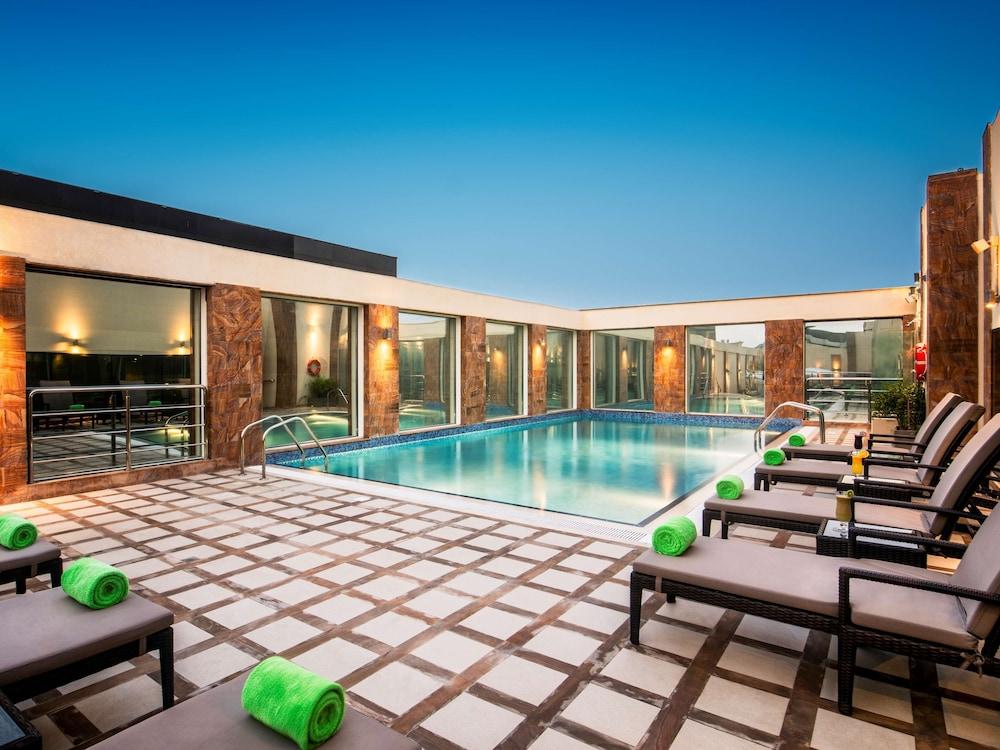 فندق جولدن توليب الدوحة (فندق فاخر في المدينة) - Outdoor Pool