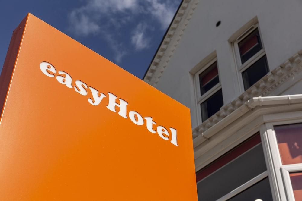 easyHotel Reading - Exterior detail