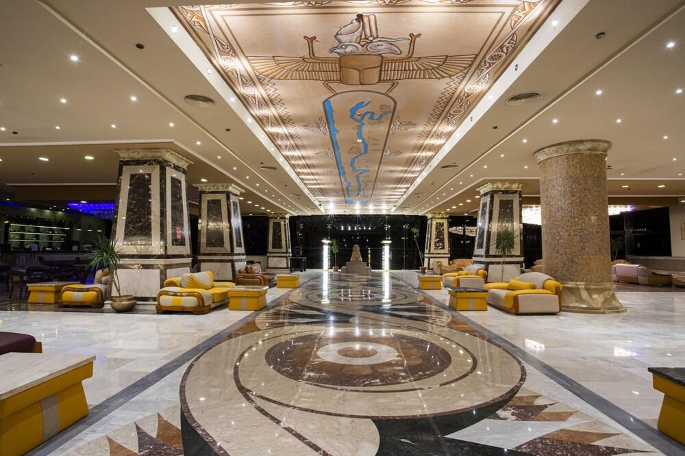 AMC Royal Hotel & Spa - Lobby Sitting Area