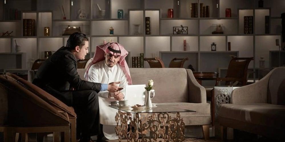 كراون بلازا قصر الرياض، آن آي آيتش جي هوتل - Lobby Lounge