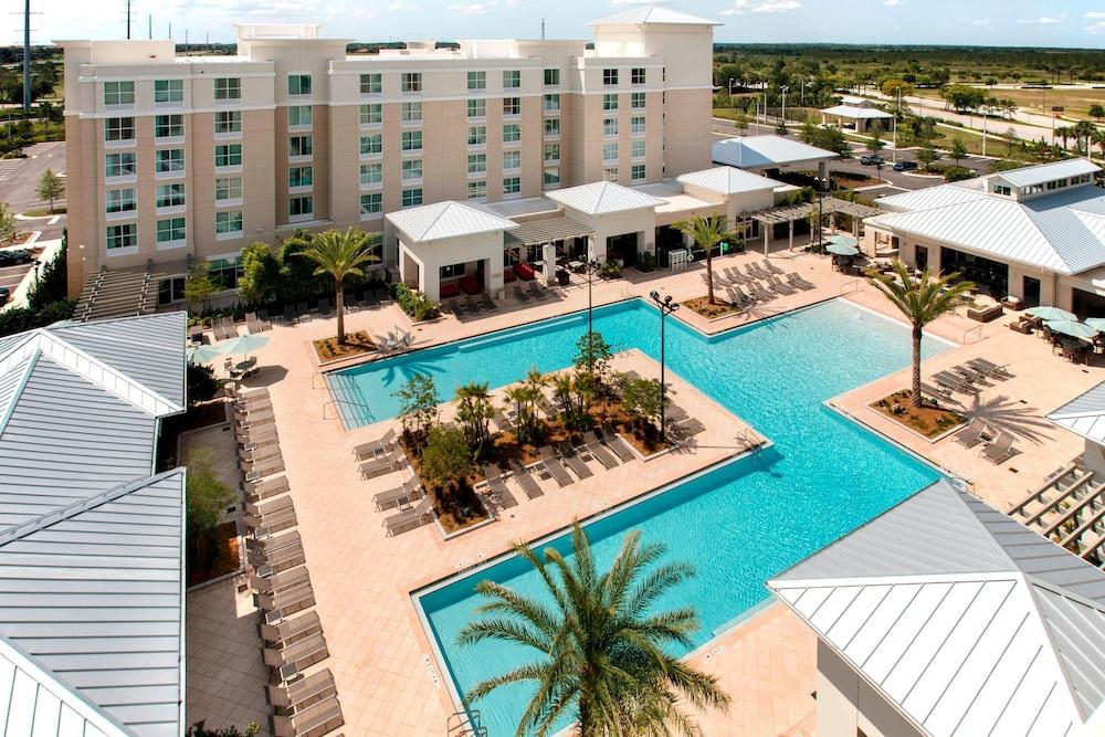 SpringHill Suites Orlando at FLAMINGO CROSSINGS® Town Center/Western Entrance - Waterslide