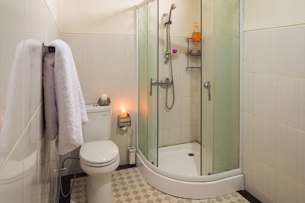 Villa Taman Sari - Bathroom Shower