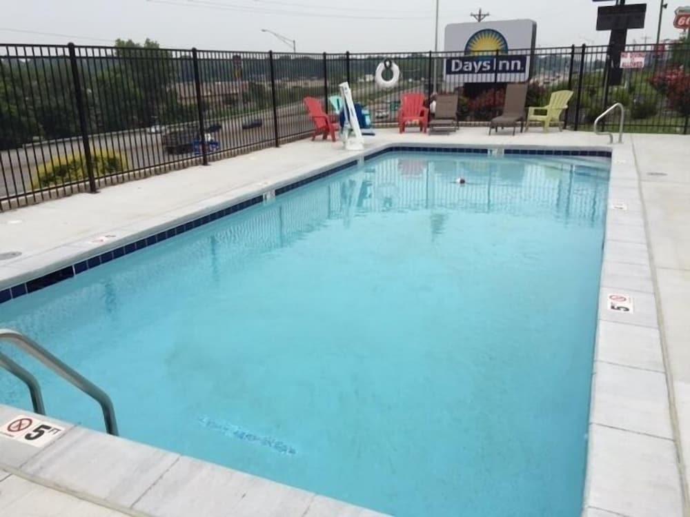 Days Inn by Wyndham Independence - Outdoor Pool