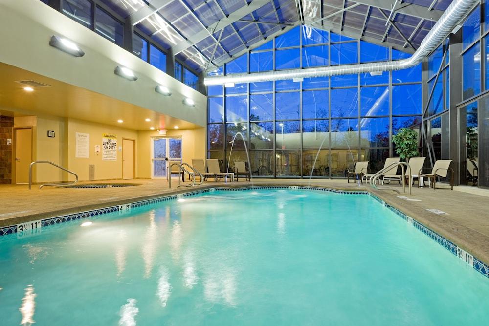 Holiday Inn Express & Suites Absecon-Atlantic City, an IHG Hotel - Pool