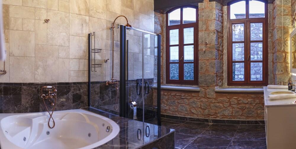 Verula City Luxury Villa - Bathroom