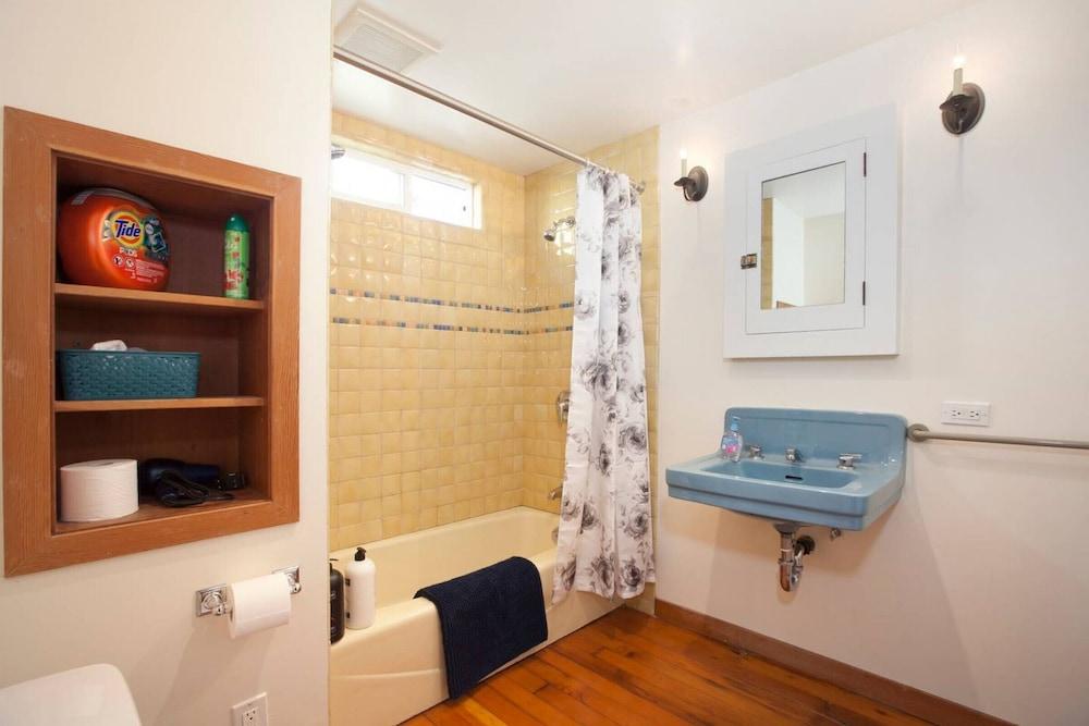 Curtis Cottage · Berkeley Cottage, comfy, stylish, good wifi - Bathroom