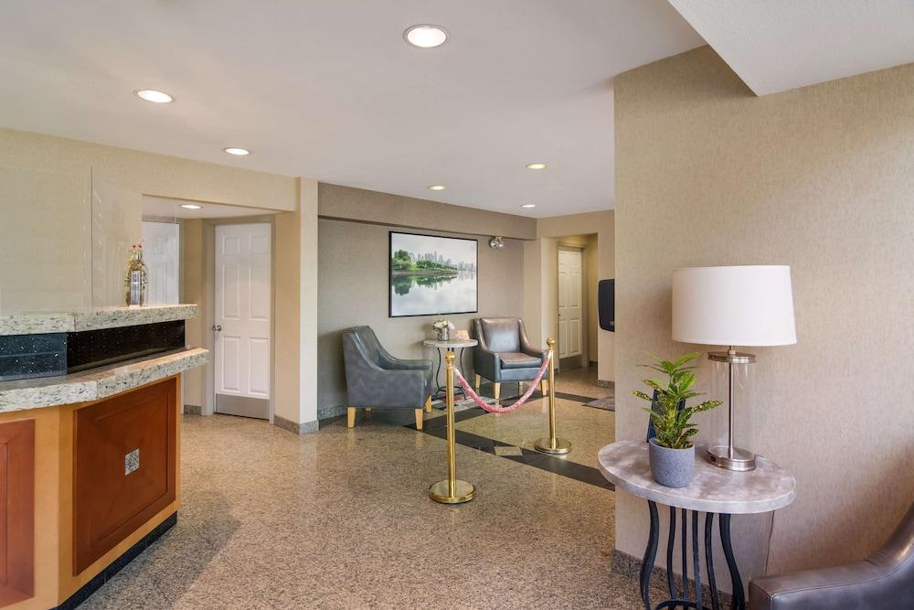 SureStay Hotel by Best Western North Vancouver Capilano - Lobby