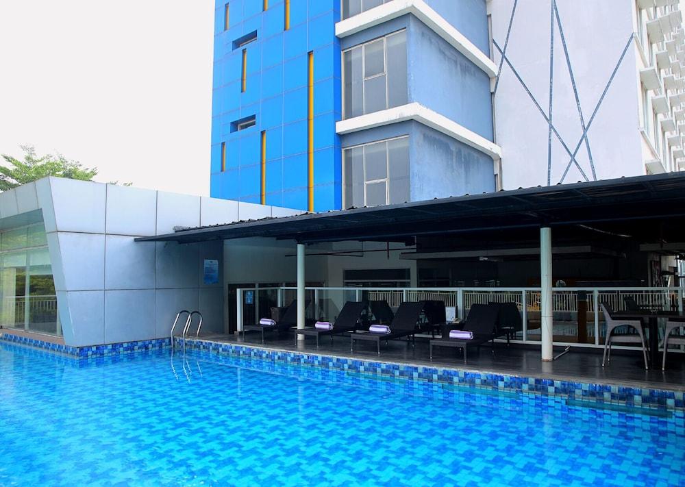 Days Hotel & Suites by Wyndham Jakarta Airport - Outdoor Pool