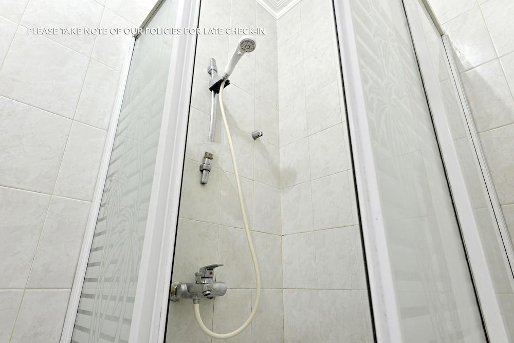 ZEN Rooms Kuningan Tiong - Bathroom Shower