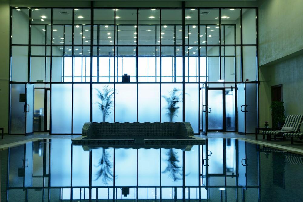 Ramada Hotel & Suites by Wyndham Ajman - Indoor Pool