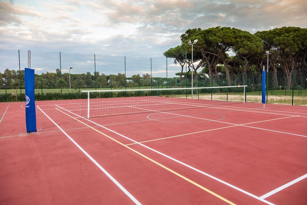 كامبينج فيليدج روما كابيتول - Tennis Court