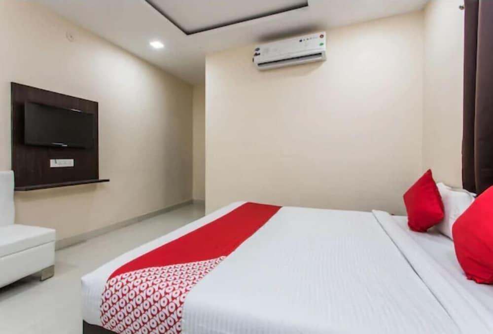 Aaradhy Hotel - Room