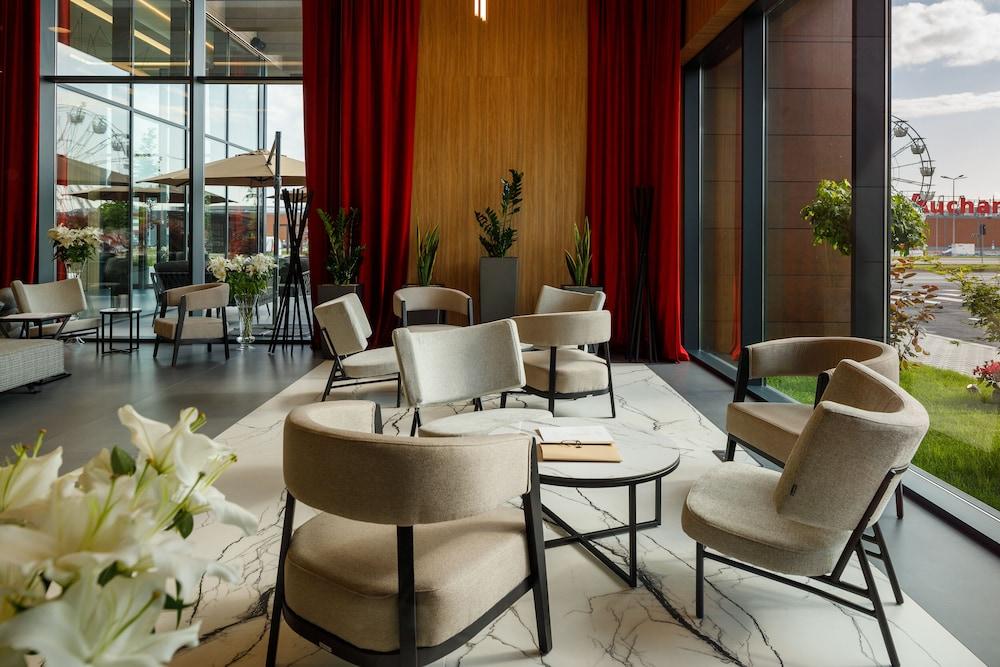 Qosmo Brasov Hotel - Lobby Sitting Area