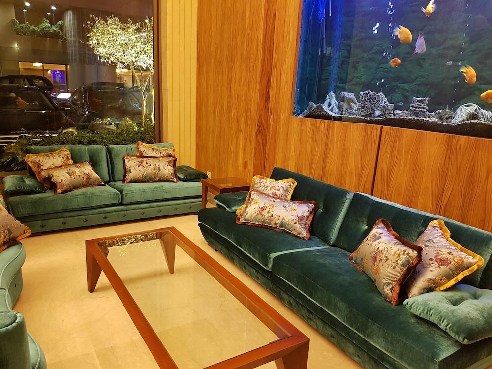 Kings Suite Hotel - Lobby Sitting Area
