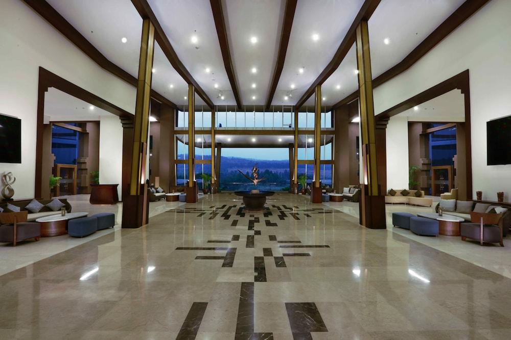 Aston Sentul Lake Resort & Conference Center - Interior Entrance