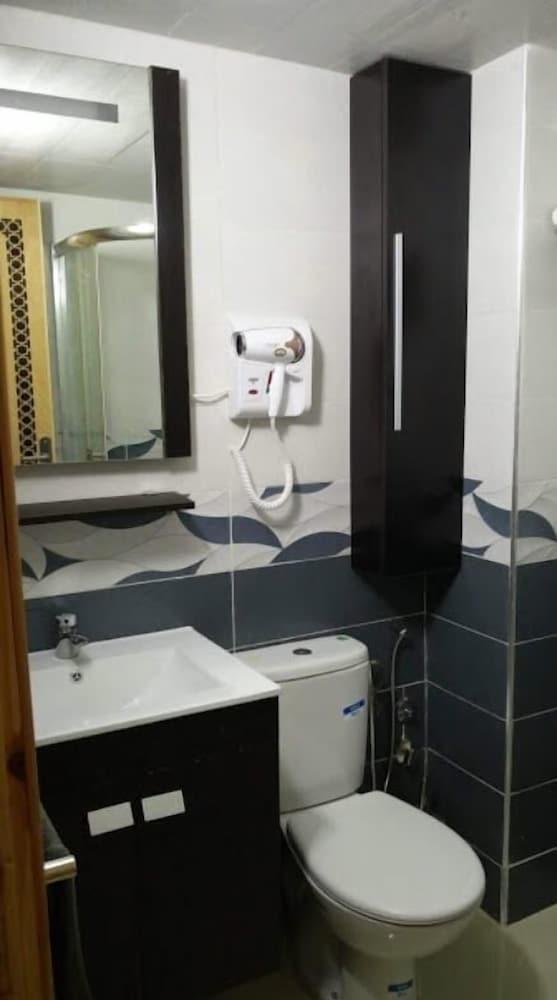 Riad Les Chrifis Etape Aéroport - Bathroom