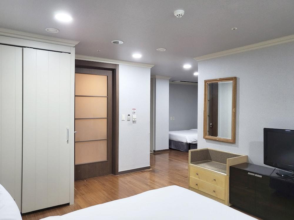 Ramada Hotels & Suites Seoul Namdaemun - Room