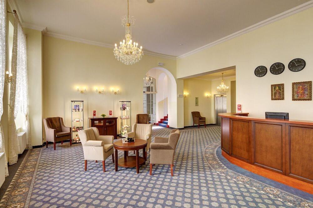 Windsor Spa Hotel - Lobby Sitting Area