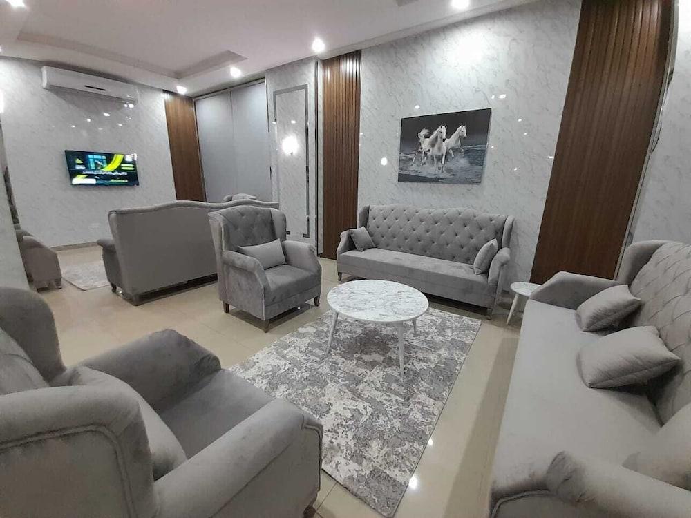 Profit Furnished Apartments - Lobby Sitting Area