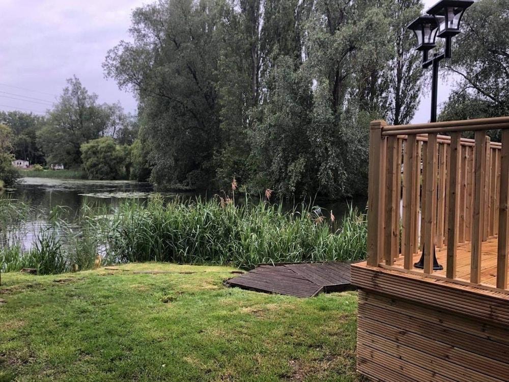 Beautiful and Tranquil Lakeside Lodge - Sleeps 5 - Property Grounds