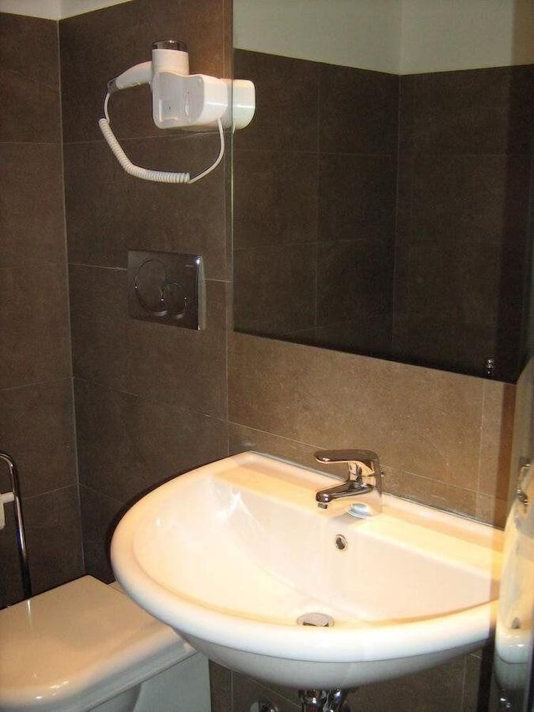أبيا نوفا هوليداي - Bathroom Sink