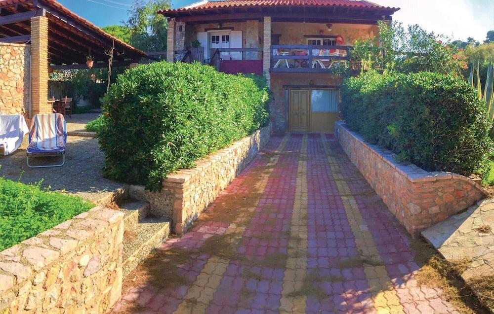Stunning Home in Alepochori With Wifi and 4 Bedrooms - null