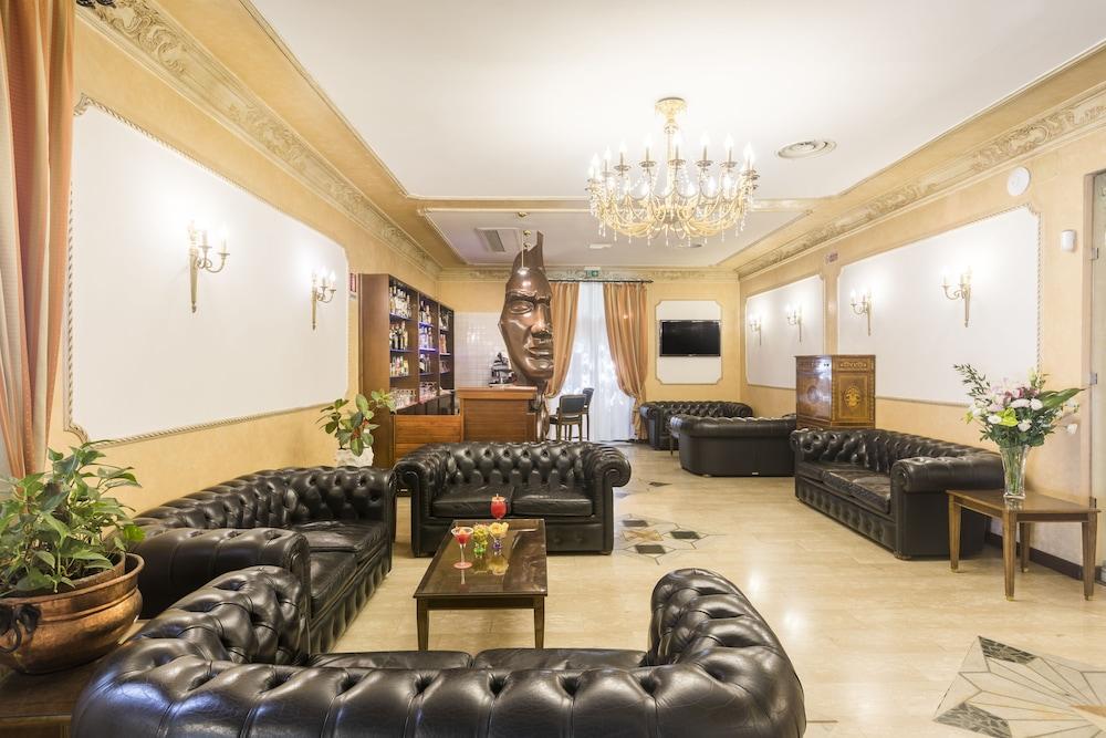 Hotel Villa Rosa - Lobby Sitting Area