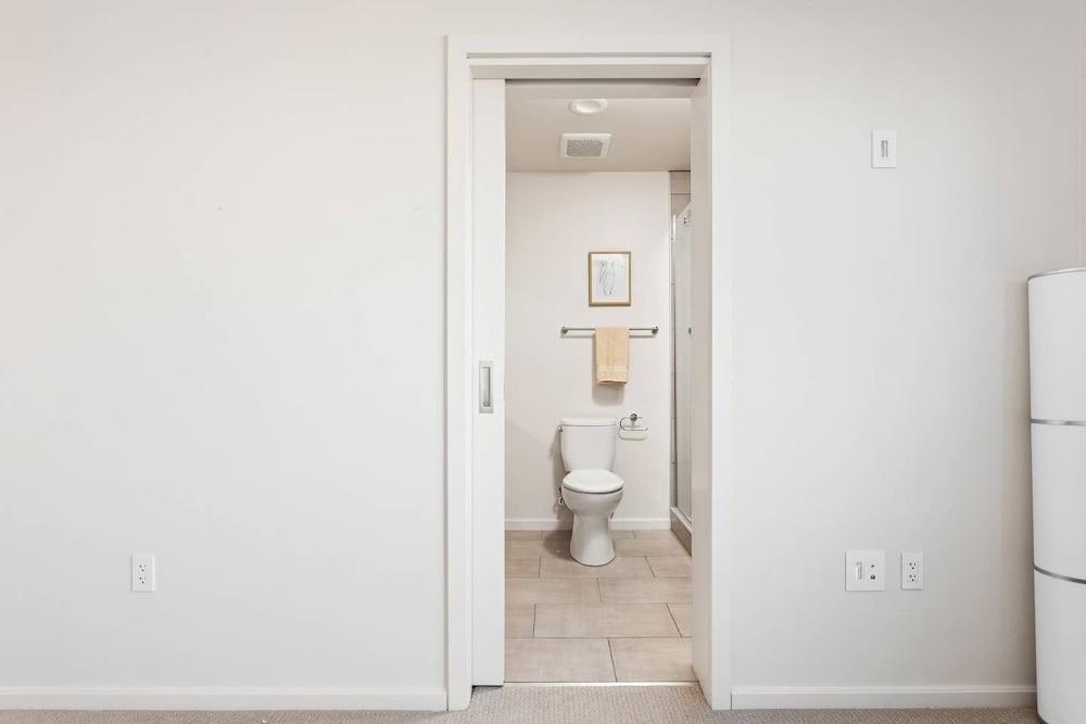Upscale 3BR Penthouse by CozySuites - Bathroom