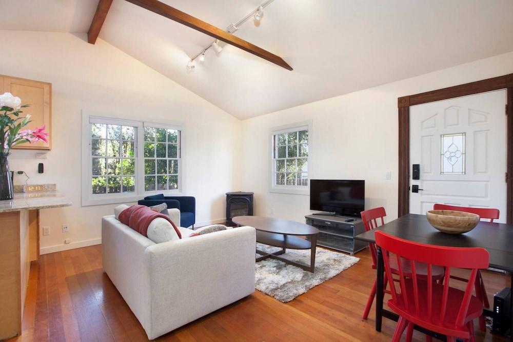 Curtis Cottage · Berkeley Cottage, comfy, stylish, good wifi - Living Room