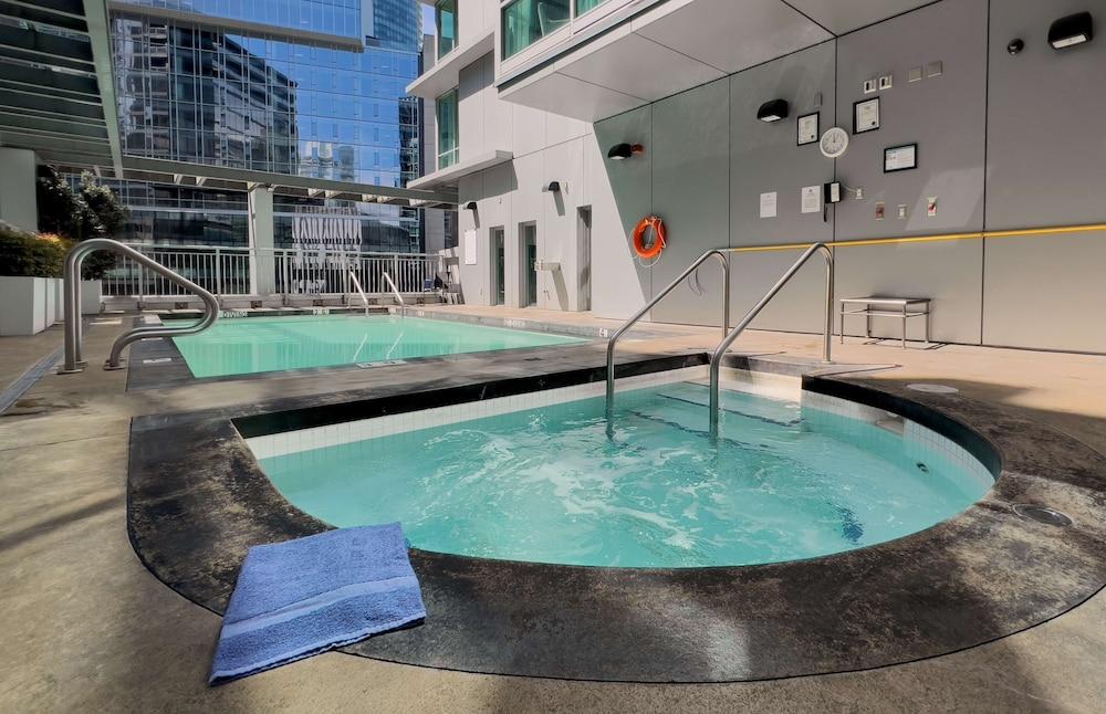 Coast Coal Harbour Vancouver Hotel by APA - Outdoor Pool