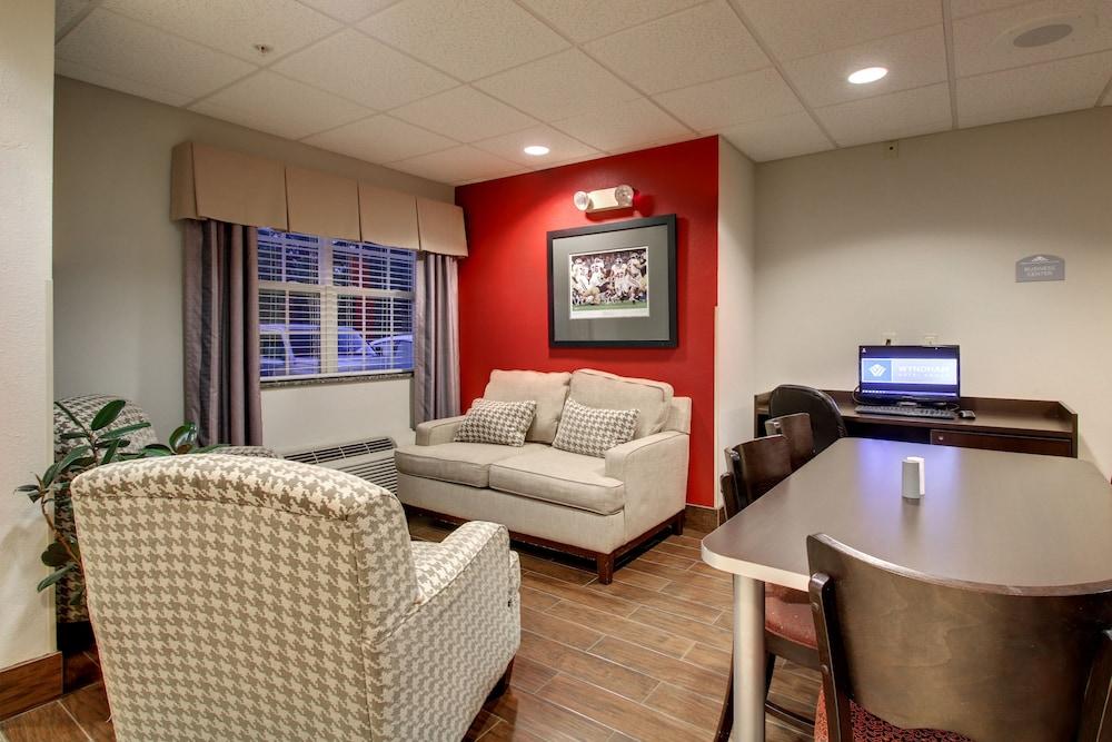Microtel Inn & Suites by Wyndham Tuscaloosa/Near University - Lobby Sitting Area