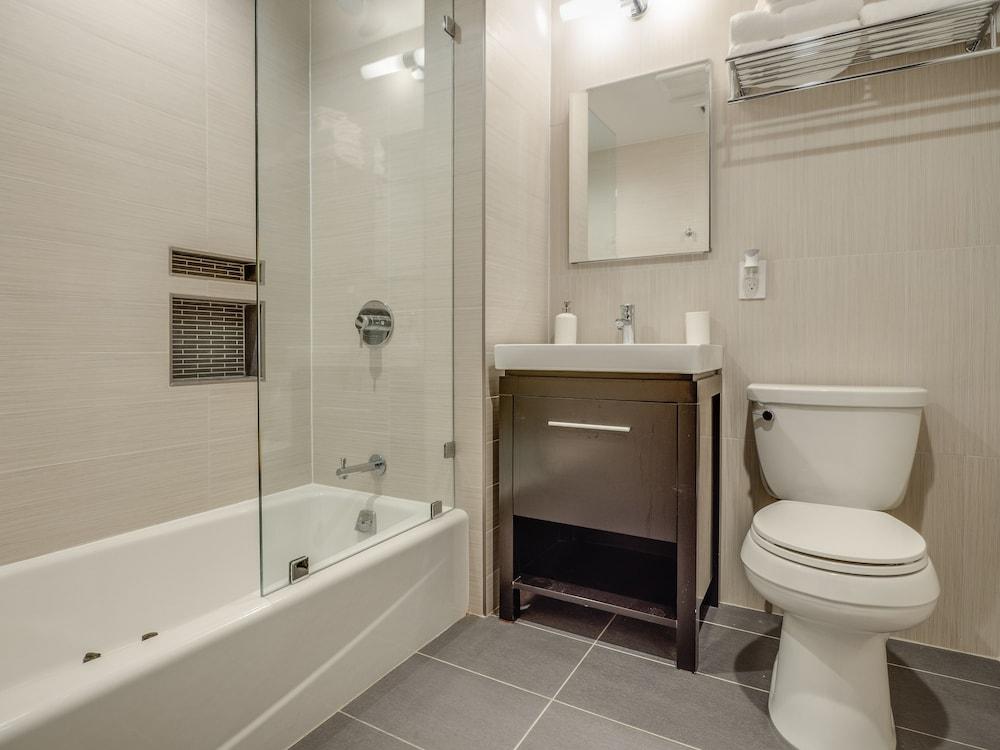 Deedee's Apartments - Lofts at Grove - Bathroom