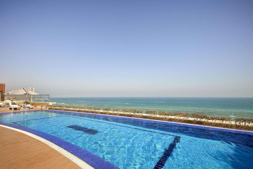 Safir Fintas Kuwait Hotel - Rooftop Pool