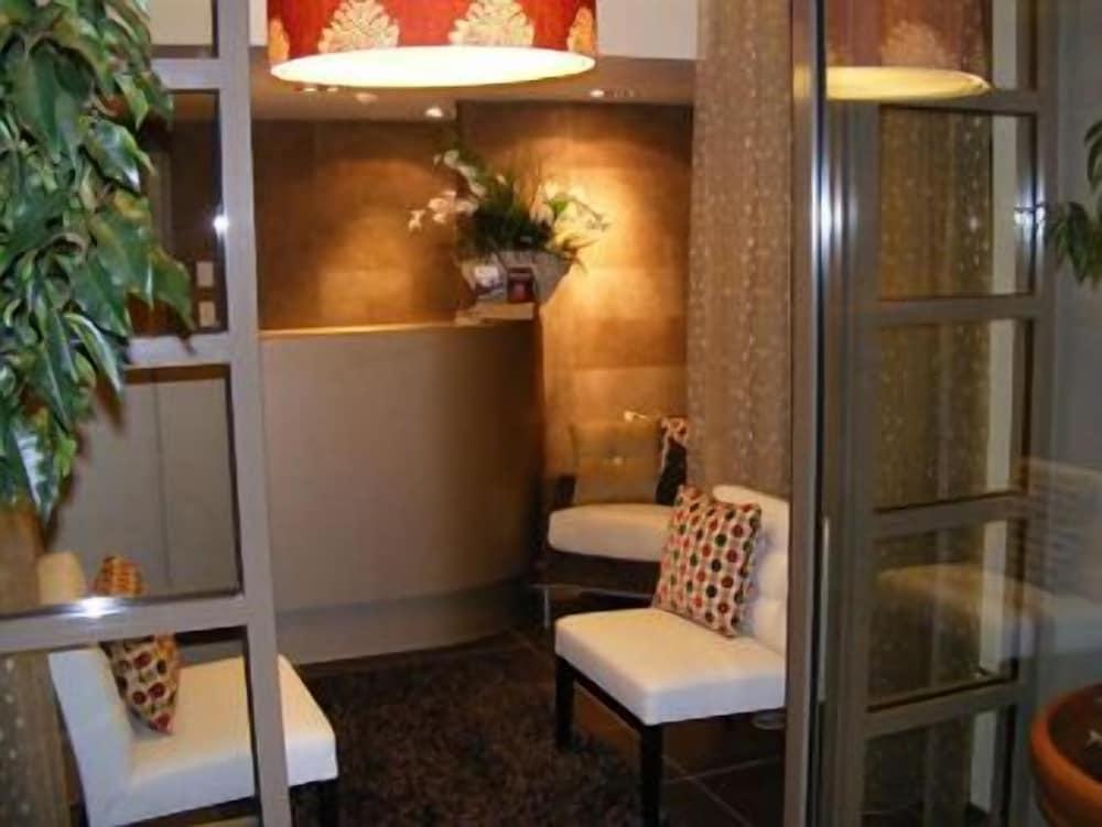 Terra Vive Luxury Suites & Apartments - Lobby Sitting Area