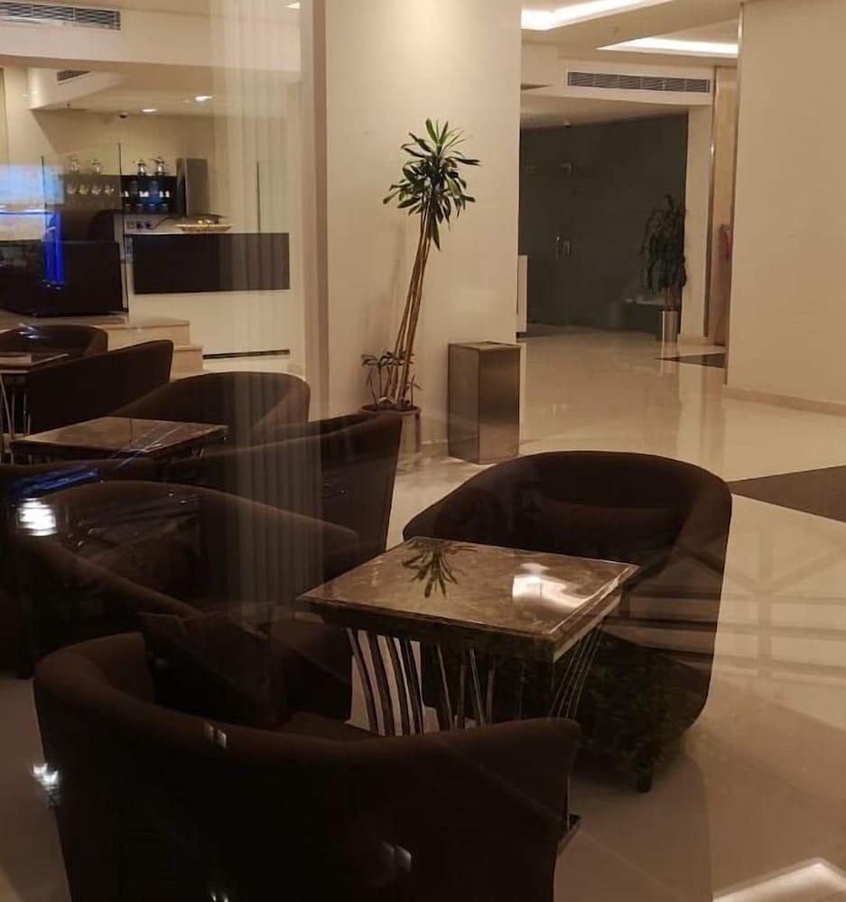 Roshan Hotel - Lobby Sitting Area