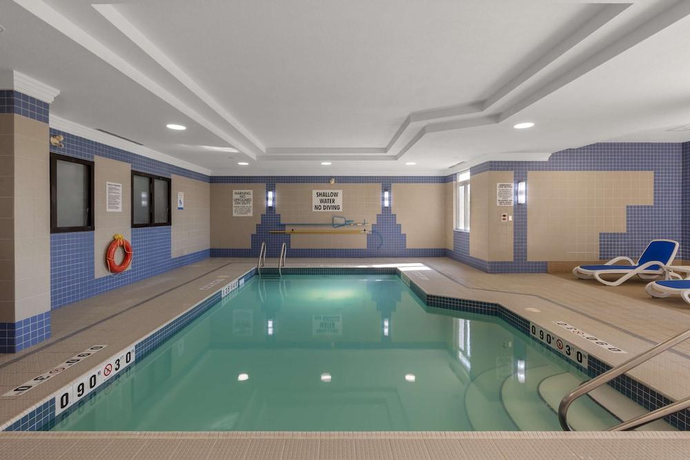 Executive Residency by Best Western Toronto-Mississauga - Indoor Pool