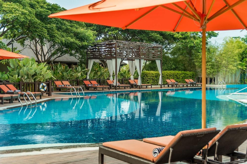 Crimson Resort and Spa Mactan - Pool