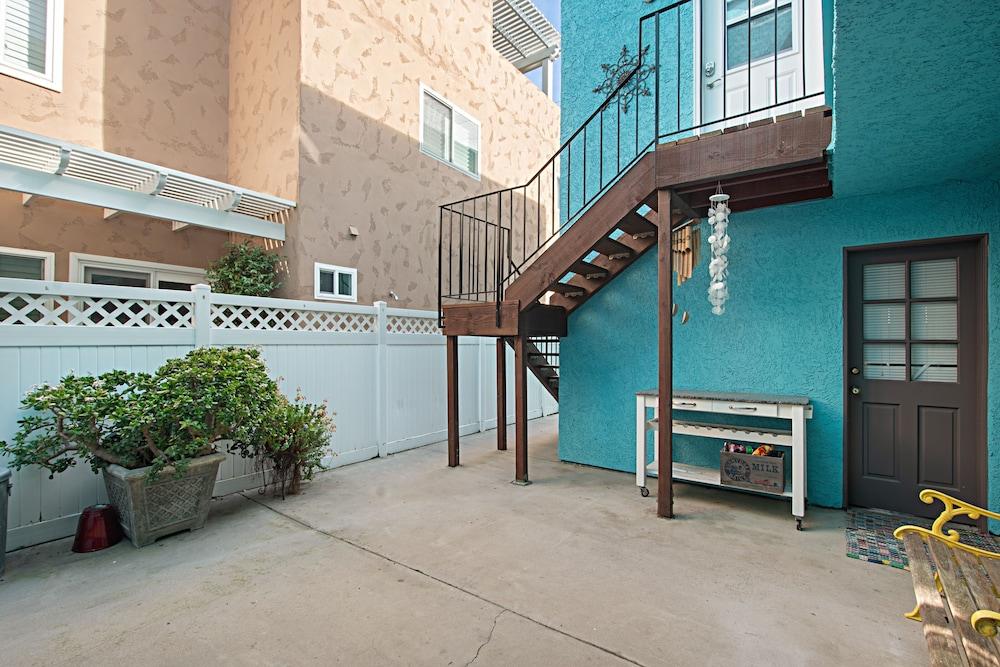 Huntington Beach Studio Blocks To The Beach And Downtown Studio Bedroom Apts by Redawning - Property Grounds