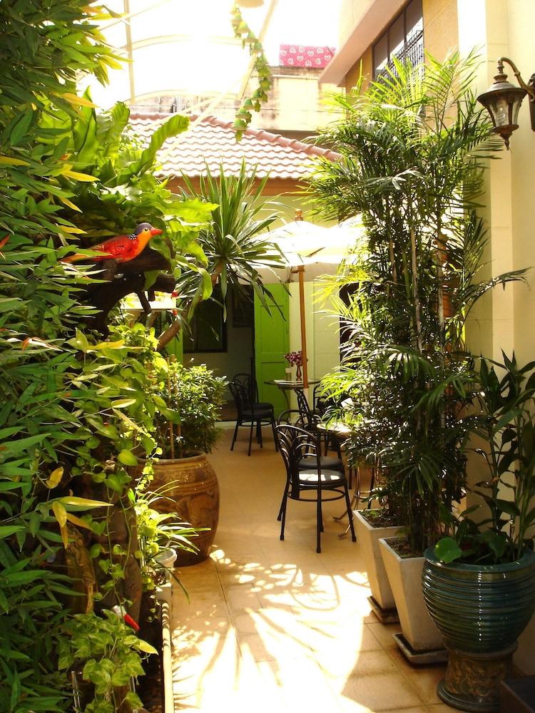 The Bang Khun Phrom Suites - Property Grounds