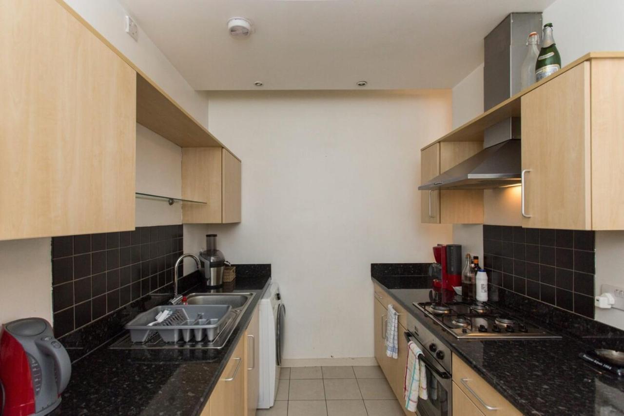 Bright & Spacious 2 Bed w/ Terrace near City Centre - Other