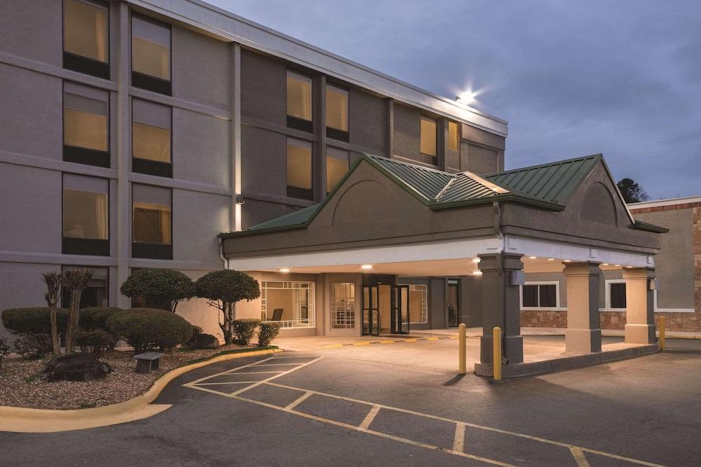 Country Inn & Suites by Radisson, North Little Rock, AR - Featured Image